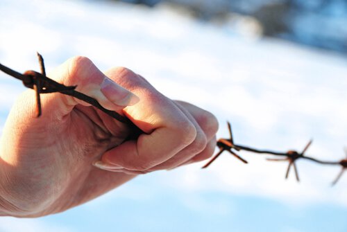main-dune-femme-se-faisant-mal