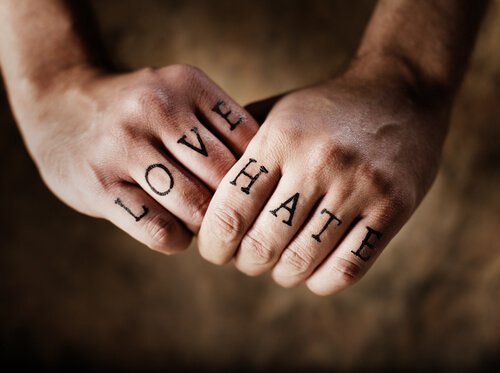 mains-mots-amour-haine-ecriture