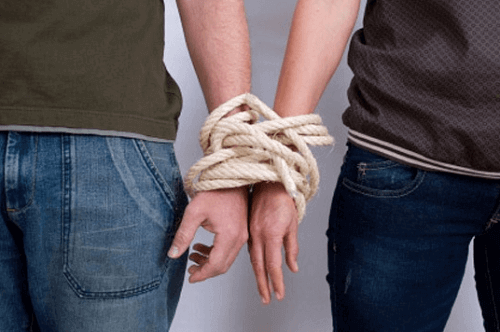 manod-de-dos-personas-atadas-por-una-cuerda