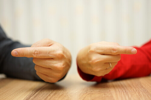 manos-con-un-dedo-sen%cc%83alando