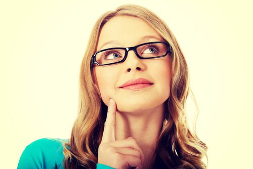 mujer-con-gafas-pensando