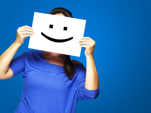 mujer-con-un-cartel-de-una-cara-sonriendo