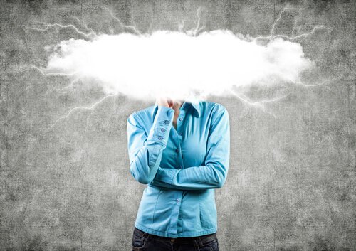mujer-con-una-nube-en-la-cabeza