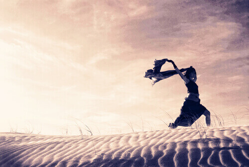 mujer-corriendo-por-el-desierto