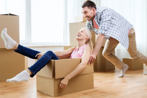 mujer-en-una-caja-empujada-por-su-novio