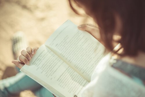 mujer-leyendo-un-libro
