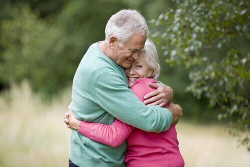 Pareja-de-personas-mayores-abrazadas.jpg