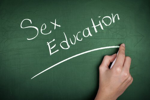 pizarra-con-las-palabras-educacion-sexual
