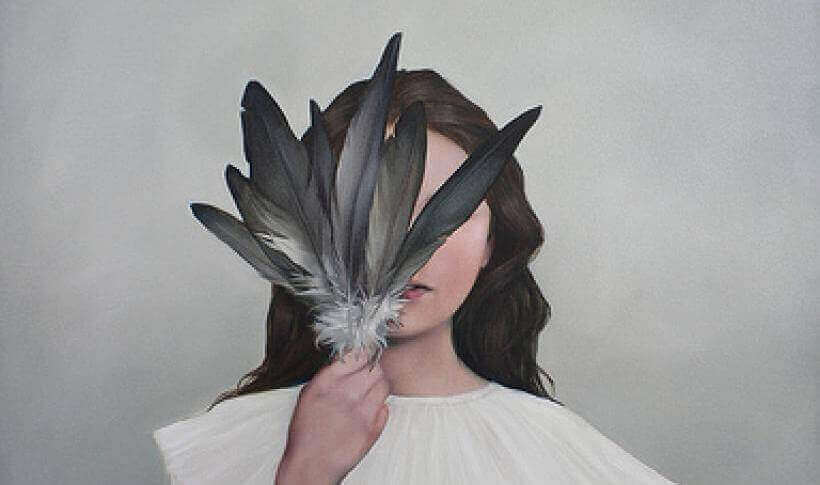 chica-tapandose-la-cara-con-unas-plumas