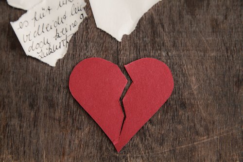 coeur-brise-sur-table-en-bois