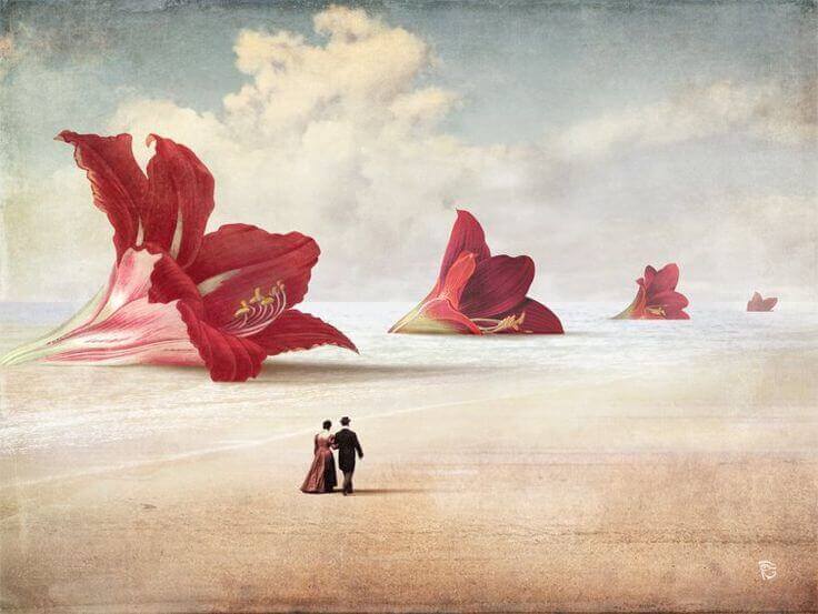 couple-marchant-devant-des-fleurs-gigantesques
