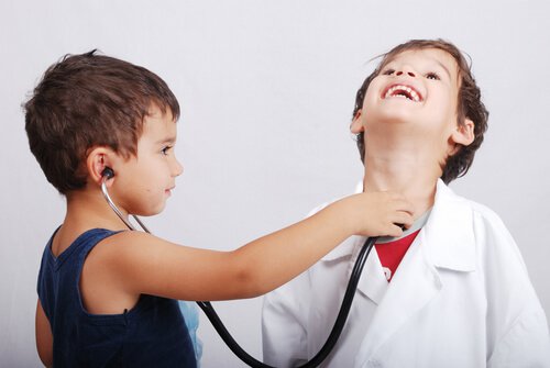 enfants-en-train-de-jouer-au-medecin