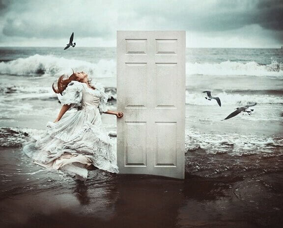 fille-sur-la-plage-ouvrant-une-porte