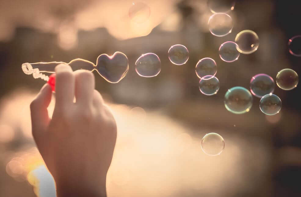 main-creant-des-bulles