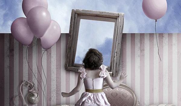 mujer-ante-un-espejo-rodeada-de-globos
