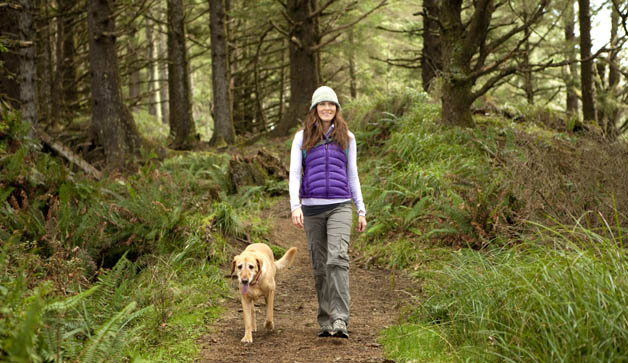 mujer-caminando-con-perro