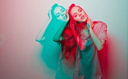 mujer-en-rojo-y-azul