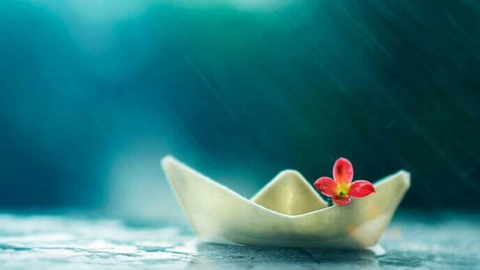 bateau-en-papier-et-fleur-sous-la-pluie-de-lete