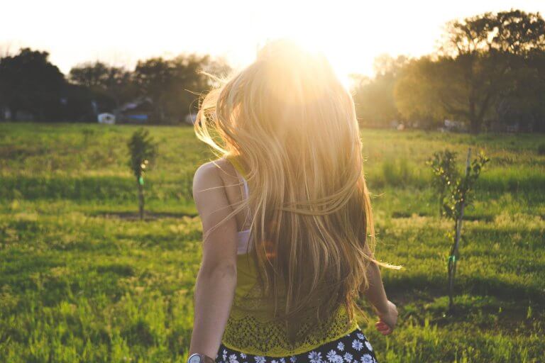 chica-corriendo-sol-768x512