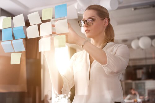 femme-et-post-it