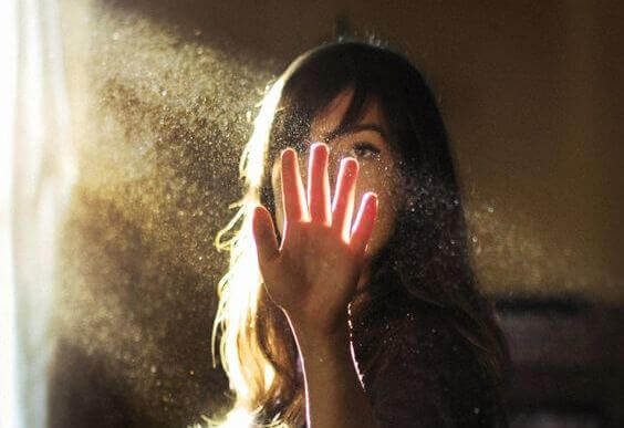 fille-main-sur-la-lumiere