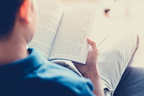 hombre-leyendo-libro-en-el-sofa