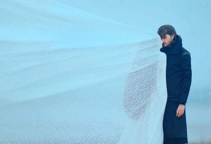 homme-face-a-une-femme-en-voile-blanc