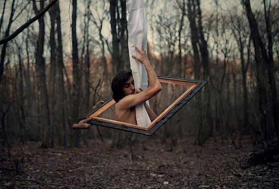 homme-sortant-dun-cadre