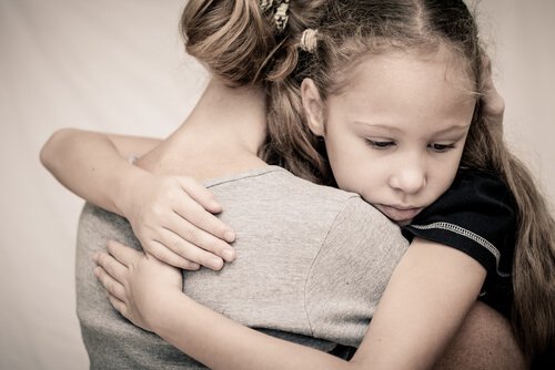 madre-e-hija-abrazadas