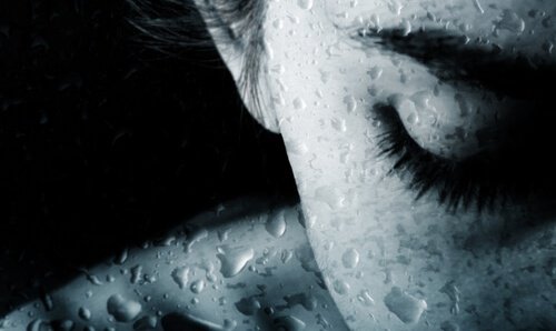 mujer-con-los-ojos-cerrados-llorando-e1456576792519