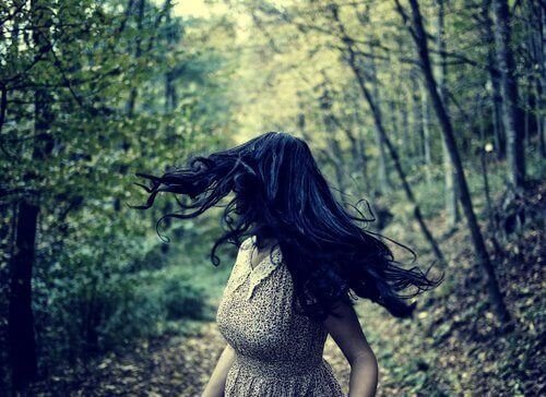 mujer-corriendo-con-miedo