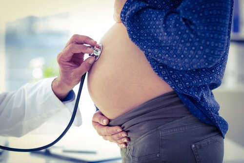 mujer-embarazada-en-el-medico