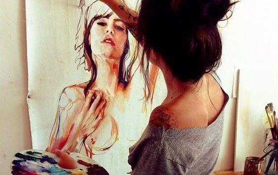 chica-pintando