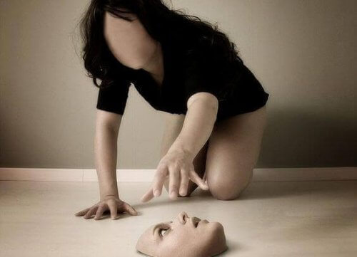 mujer-cogiendo-su-rostro