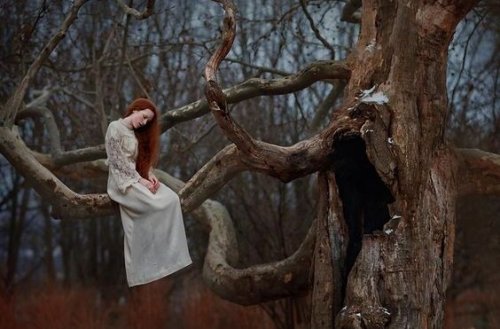 mujer-en-un-arbol