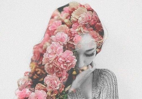 mujer-flores-en-el-pelo