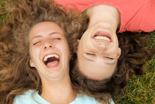 amies-souriant-allongees