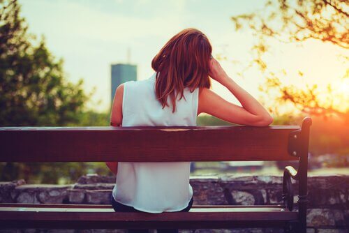 femme-assise-sur-un-banc-seule