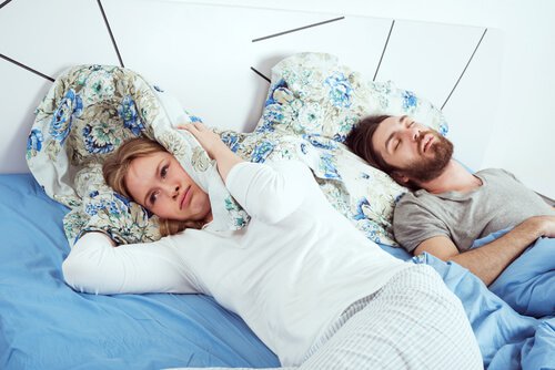 femme-eveillee-dans-le-lit