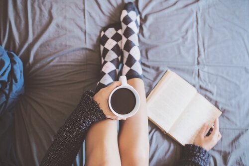 femme-prenant-un-cafe-livre