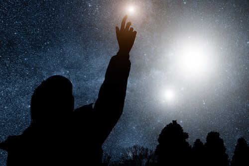 hombre-senalando-el-cielo