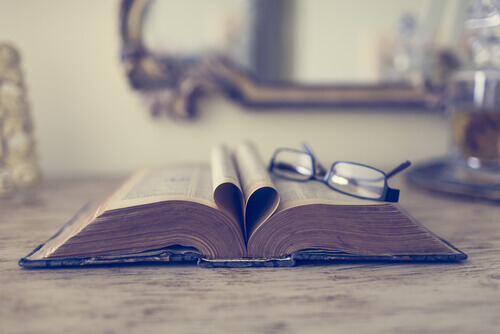 libro-abierto-con-gafas