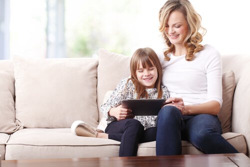 madre-con-su-hija-en-el-sillon
