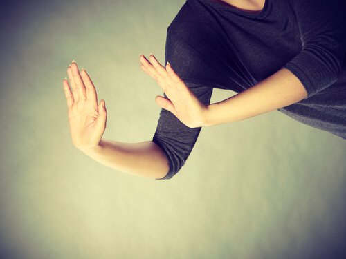 manos-de-mujer-evitando