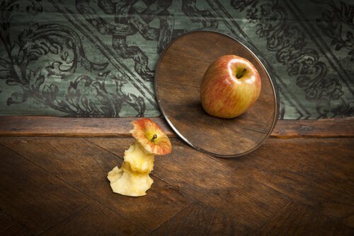 manzana-enganada-por-espejo