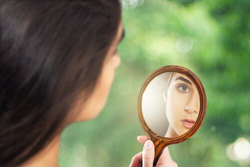 mujer-mirandose-a-un-espejo