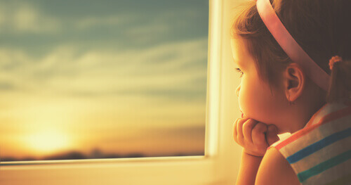 nin%cc%83a-pequen%cc%83a-mirando-por-la-ventana