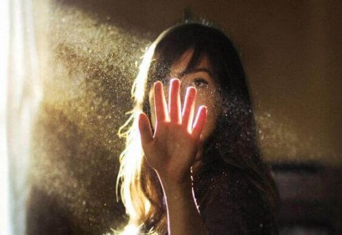 chica-con-la-mano-en-la-luz