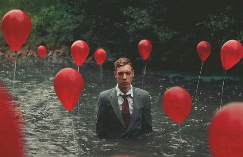 hombre-con-globos