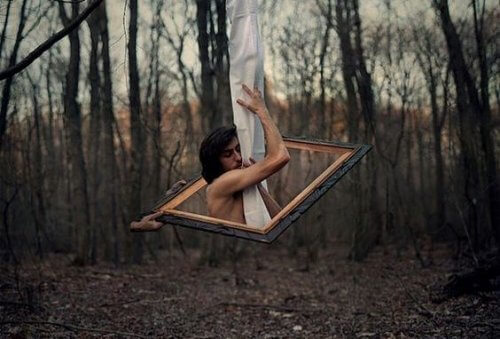 hombre-saliendo-marco